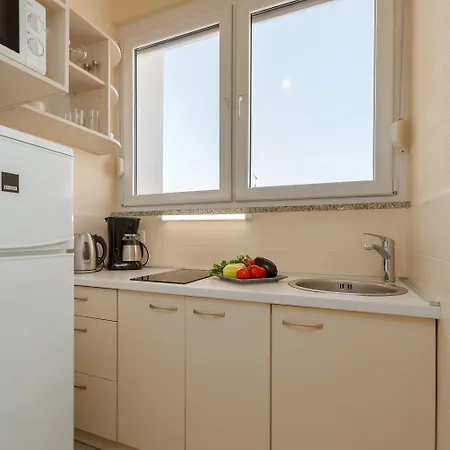 Strandnahes Mit 60m2 Grossem Pool, Bbq, Liegen, Nur 800 Meter Zum Poreč