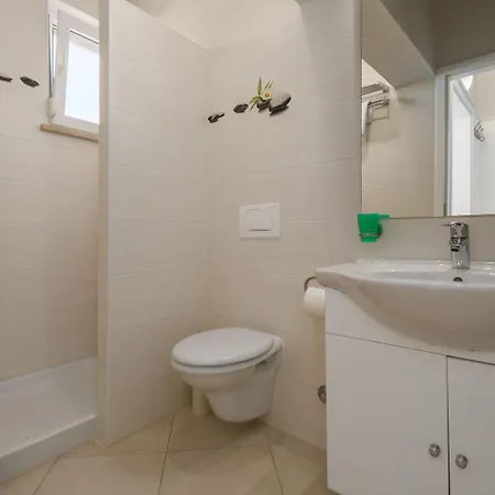 Strandnahes Mit 60m2 Grossem Pool, Bbq, Liegen, Nur 800 Meter Zum Poreč