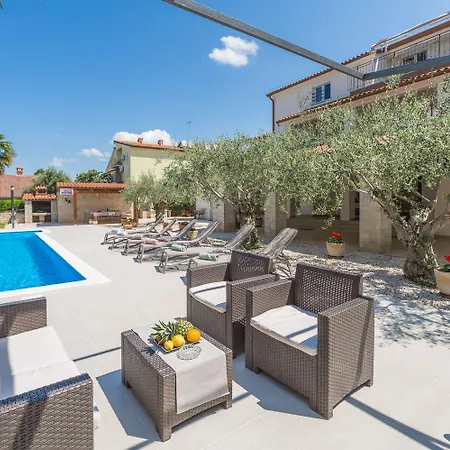 Daire Strandnahes Mit 60m2 Grossem Pool, Bbq, Liegen, Nur 800 Meter Zum Poreč