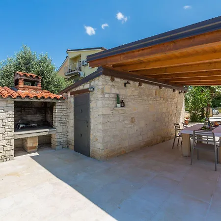 Strandnahes Mit 60m2 Grossem Pool, Bbq, Liegen, Nur 800 Meter Zum