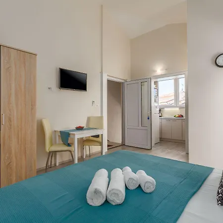 Daire Strandnahes Mit 60m2 Grossem Pool, Bbq, Liegen, Nur 800 Meter Zum Poreč