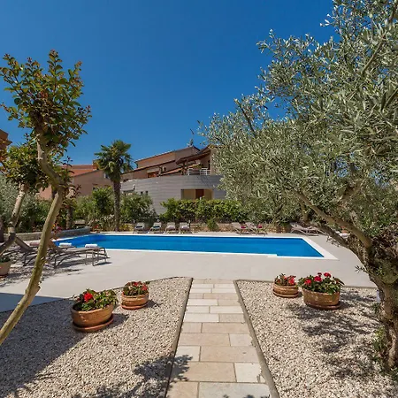 Strandnahes Mit 60m2 Grossem Pool, Bbq, Liegen, Nur 800 Meter Zum Poreč