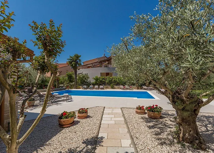 Strandnahes Mit 60m2 Grossem Pool, Bbq, Liegen, Nur 800 Meter Zum Poreč
