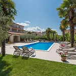 Apartman Strandnahes Mit 60m2 Grossem Pool, Bbq, Liegen, Nur 800 Meter Zum Porec
