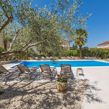 Strandnahes Mit 60m2 Grossem Pool, Bbq, Liegen, Nur 800 Meter Zum Appartamento Porec