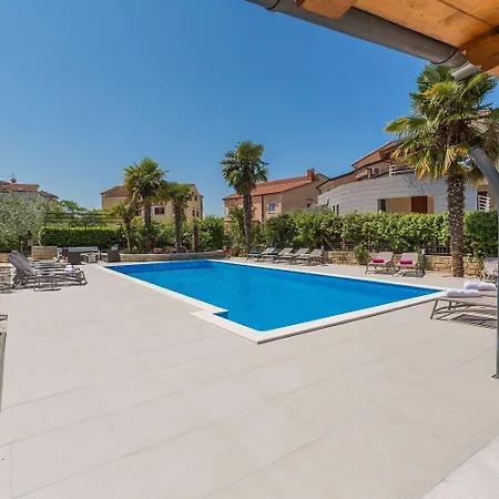 Strandnahes Mit 60m2 Grossem Pool, Bbq, Liegen, Nur 800 Meter Zum Пореч