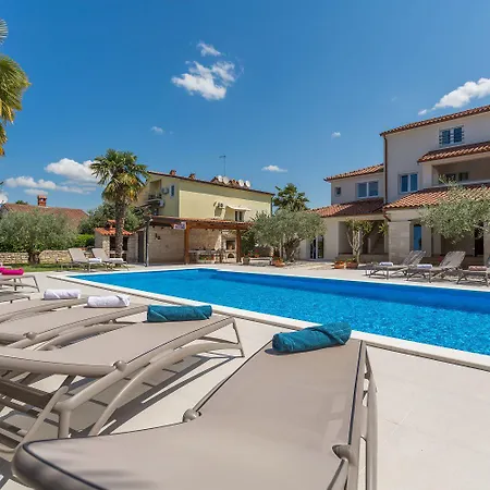 Strandnahes Mit 60m2 Grossem Pool, Bbq, Liegen, Nur 800 Meter Zum * Пореч