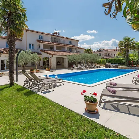 Апартаменты Strandnahes Mit 60m2 Grossem Pool, Bbq, Liegen, Nur 800 Meter Zum *