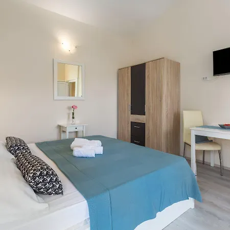 Strandnahes Mit 60m2 Grossem Pool, Bbq, Liegen, Nur 800 Meter Zum Porec