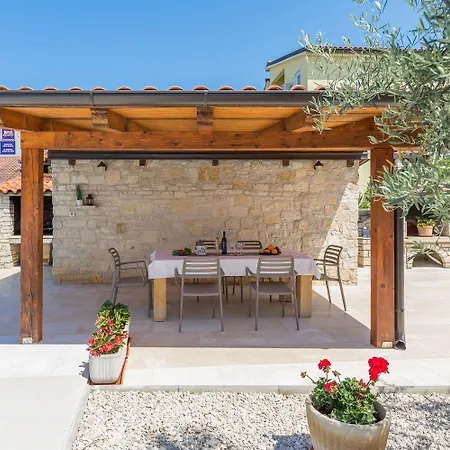 Apartment Strandnahes Mit 60m2 Grossem Pool, Bbq, Liegen, Nur 800 Meter Zum *