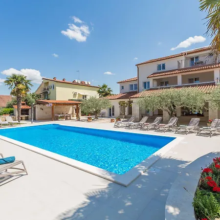 Strandnahes Mit 60m2 Grossem Pool, Bbq, Liegen, Nur 800 Meter Zum