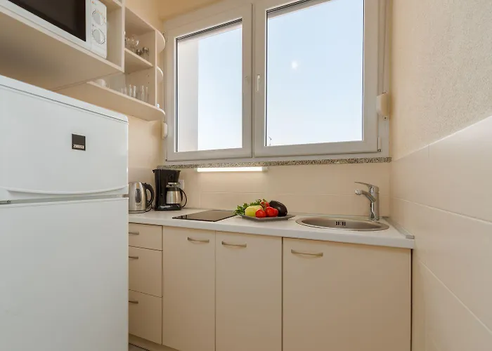 Strandnahes Mit 60m2 Grossem Pool, Bbq, Liegen, Nur 800 Meter Zum Porec