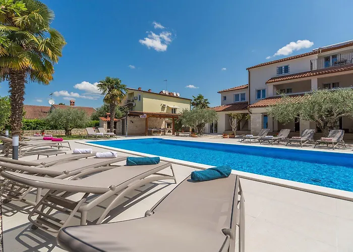 Strandnahes Mit 60m2 Grossem Pool, Bbq, Liegen, Nur 800 Meter Zum * Пореч