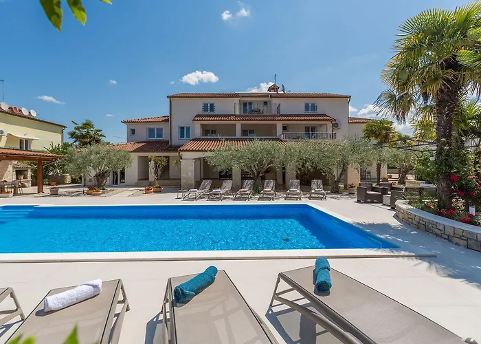 Strandnahes Mit 60m2 Grossem Pool, Bbq, Liegen, Nur 800 Meter Zum