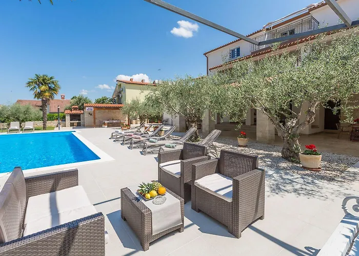 Апартаменты Strandnahes Mit 60m2 Grossem Pool, Bbq, Liegen, Nur 800 Meter Zum Пореч
