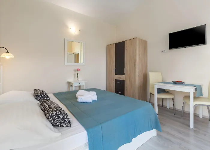 Strandnahes Mit 60m2 Grossem Pool, Bbq, Liegen, Nur 800 Meter Zum Poreč