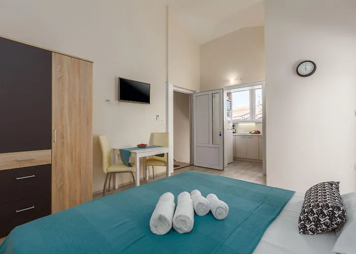 Lejlighed Strandnahes Mit 60m2 Grossem Pool, Bbq, Liegen, Nur 800 Meter Zum Poreč