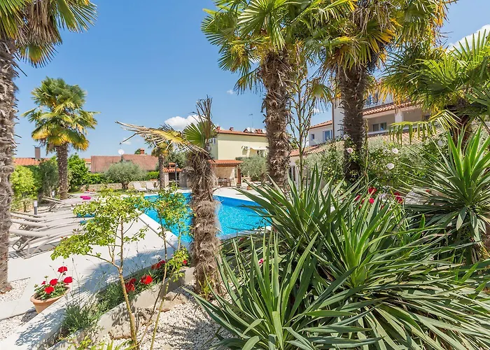 Strandnahes Mit 60m2 Grossem Pool, Bbq, Liegen, Nur 800 Meter Zum Poreč