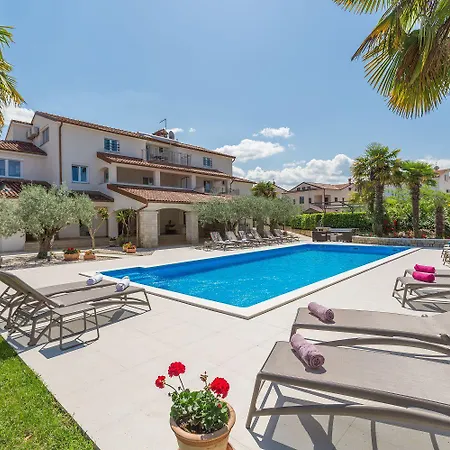 Strandnahes Mit 60m2 Grossem Pool, Bbq, Liegen, Nur 800 Meter Zum *