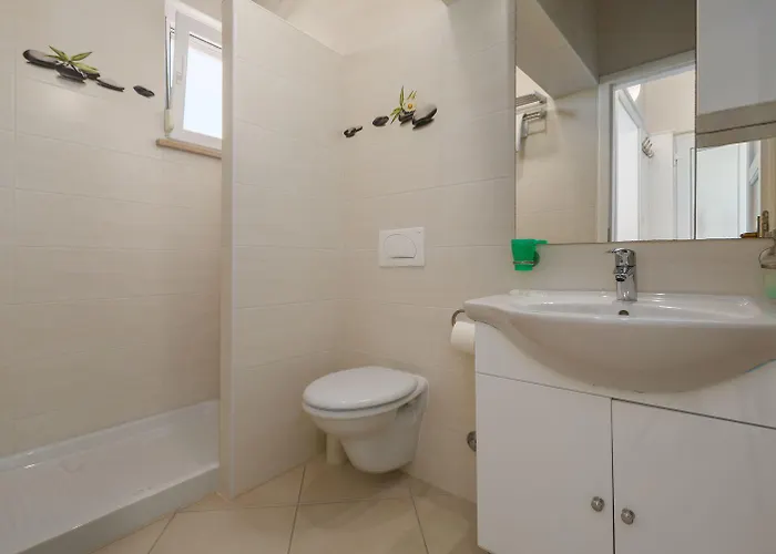 Strandnahes Mit 60m2 Grossem Pool, Bbq, Liegen, Nur 800 Meter Zum Porec