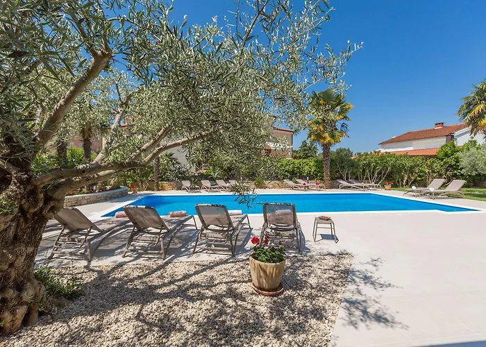 Strandnahes Mit 60m2 Grossem Pool, Bbq, Liegen, Nur 800 Meter Zum Appartamento Porec