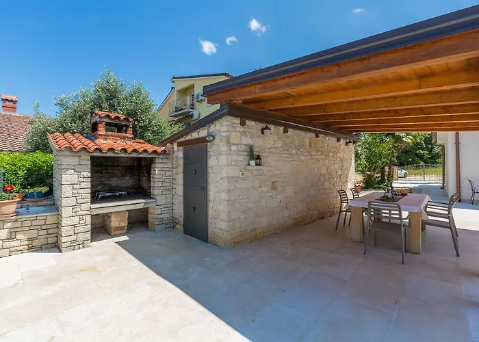 Strandnahes Mit 60m2 Grossem Pool, Bbq, Liegen, Nur 800 Meter Zum