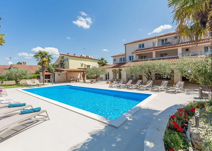 Strandnahes Mit 60m2 Grossem Pool, Bbq, Liegen, Nur 800 Meter Zum